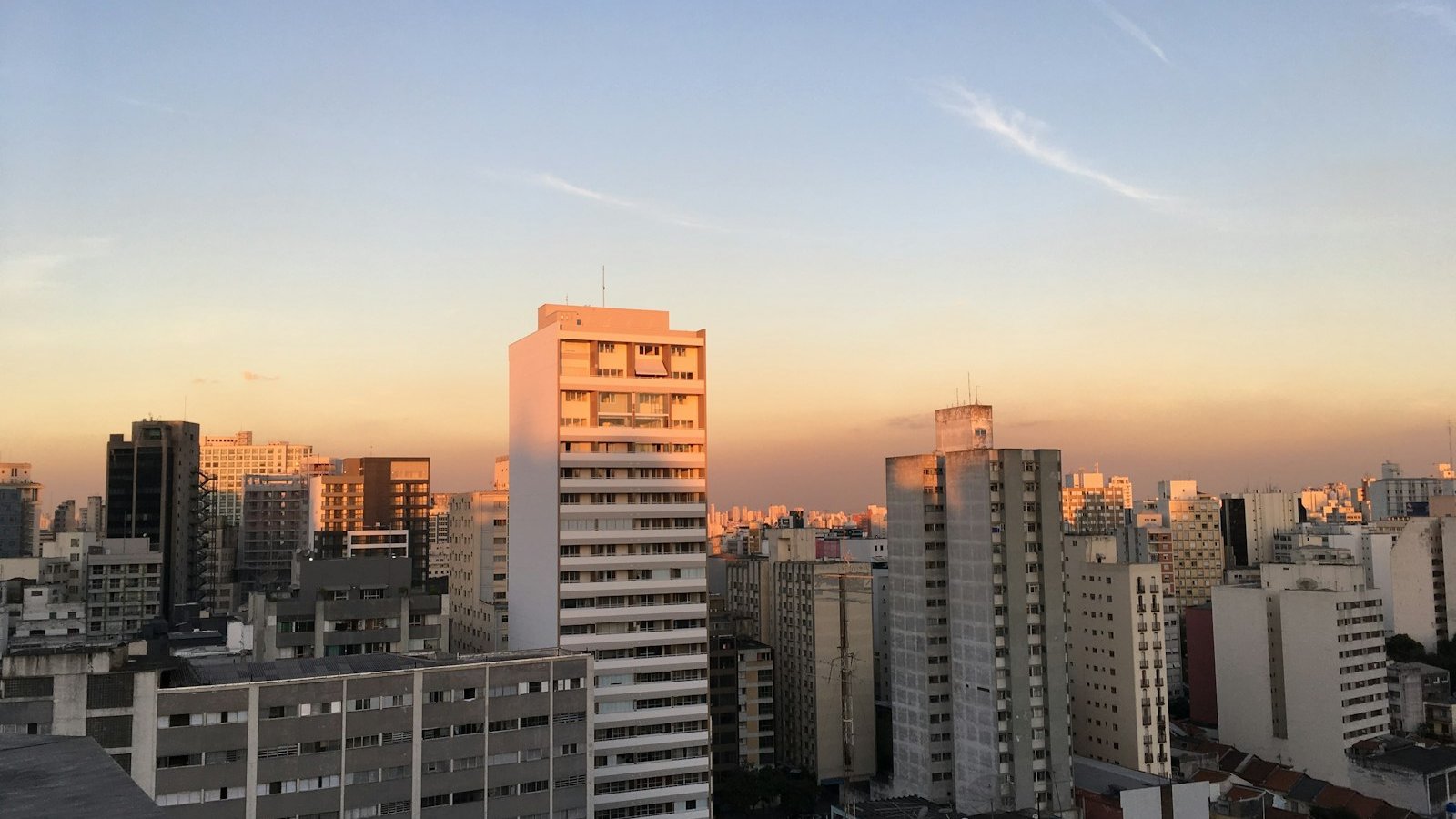 Selic a 14,25% e financiamento em queda: o que muda para quem compra e investe