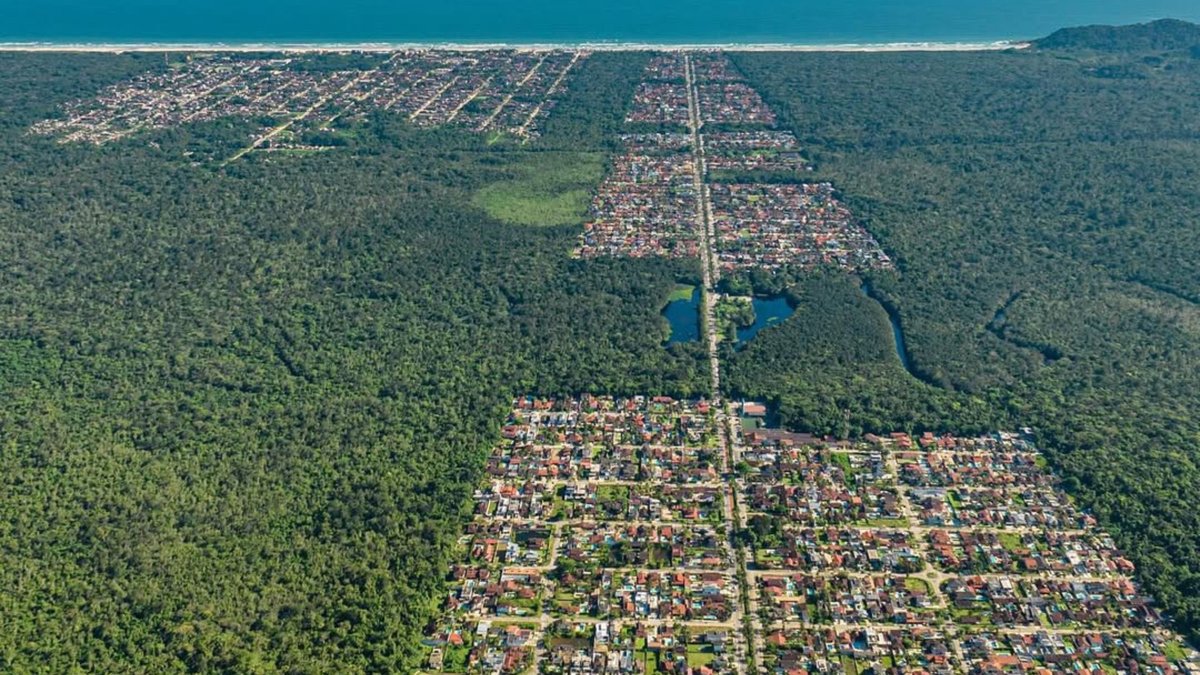 Morar em Bertioga: vista aérea do Morada da Praia, bairro planejado cercado de Mata Atlântica em Boracéia
