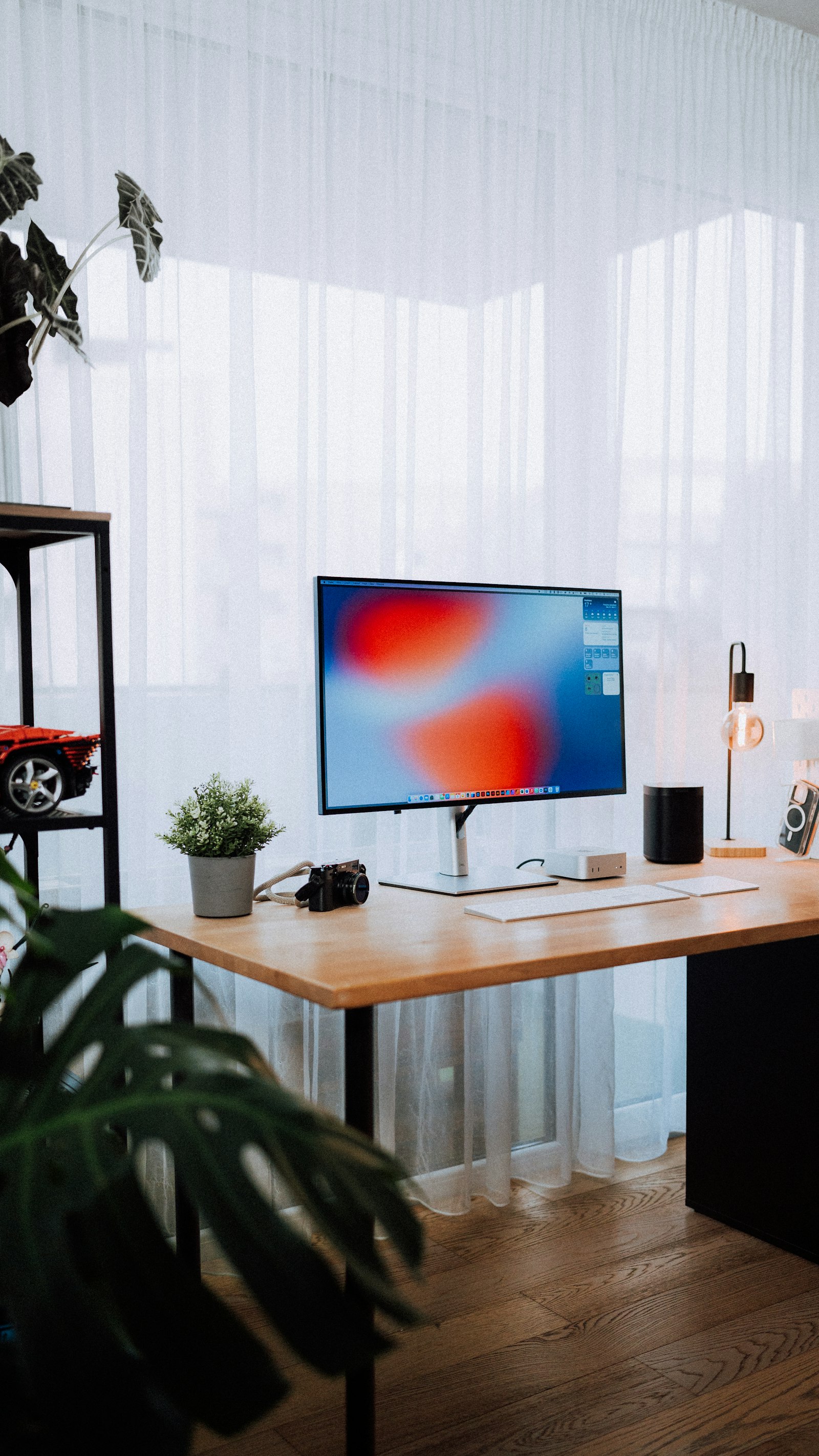Apartamento com ambiente iluminado montado para home office