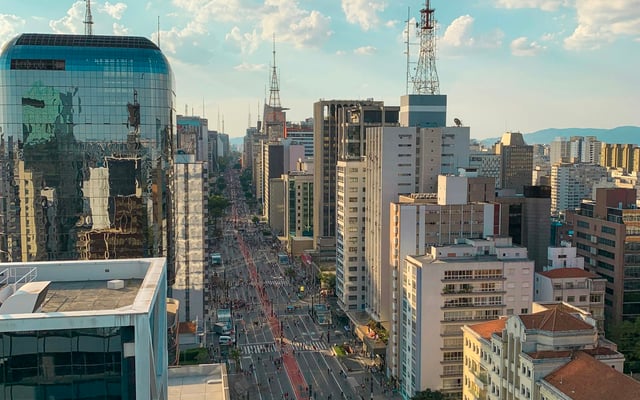 Selic a 14,25% e preços quase parados em São Paulo: o que isso muda para quem quer comprar imóvel