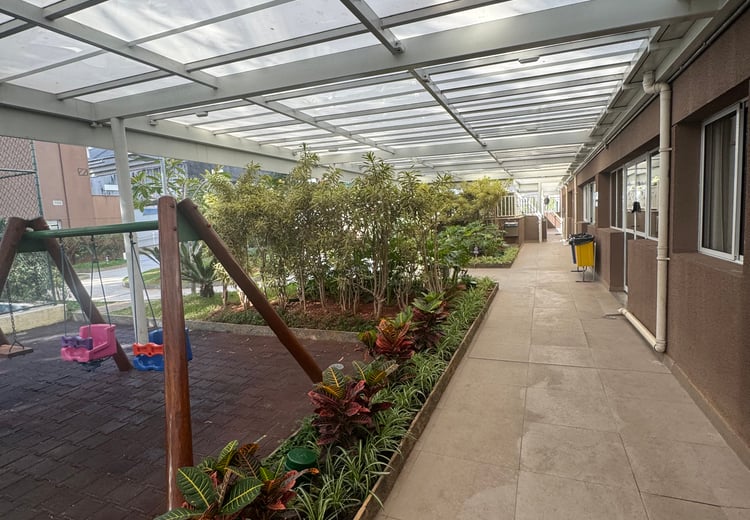 Passarela com plantas