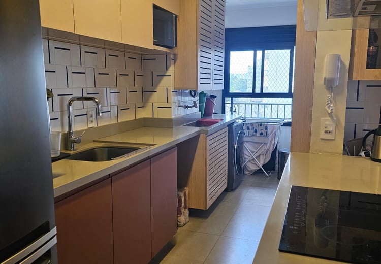 Cozinha com passagem para varanda