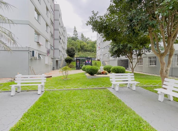 Jardim interno arborizado