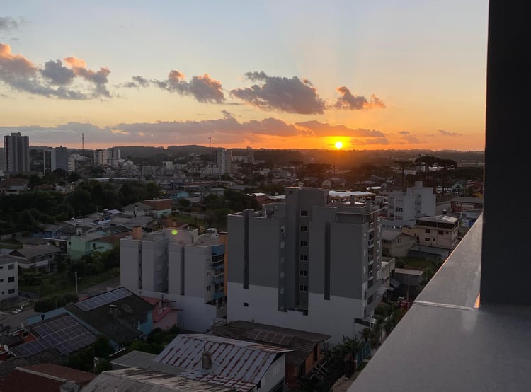 Vista da sacada ao pôr do sol