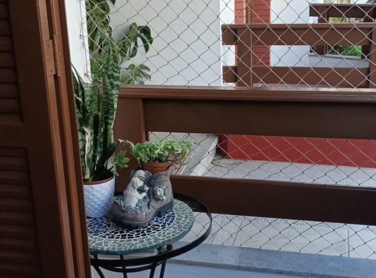 Varanda com vista para o prédio