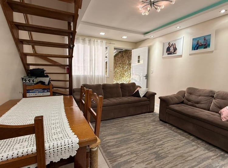 Sala de estar com acesso à entrada