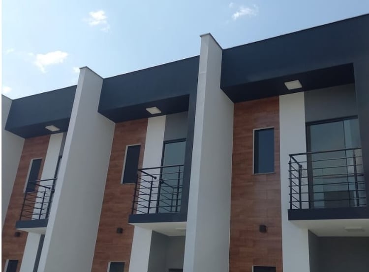 Fachada com sacadas