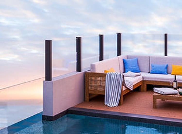 Piscina com deck e borda infinita