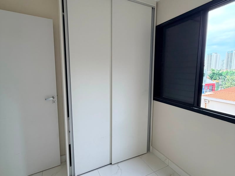 Apartamento 41mts - 02dorm Metrô Carrão &mdash; Quarto com armário