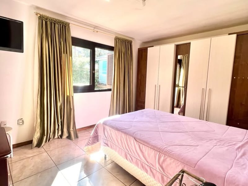Quarto principal com armários