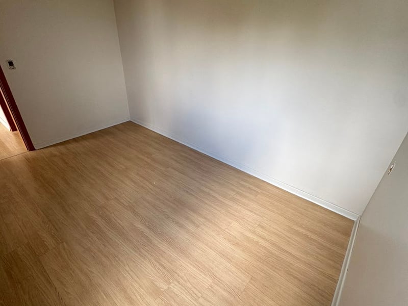 Quarto amplo e iluminado