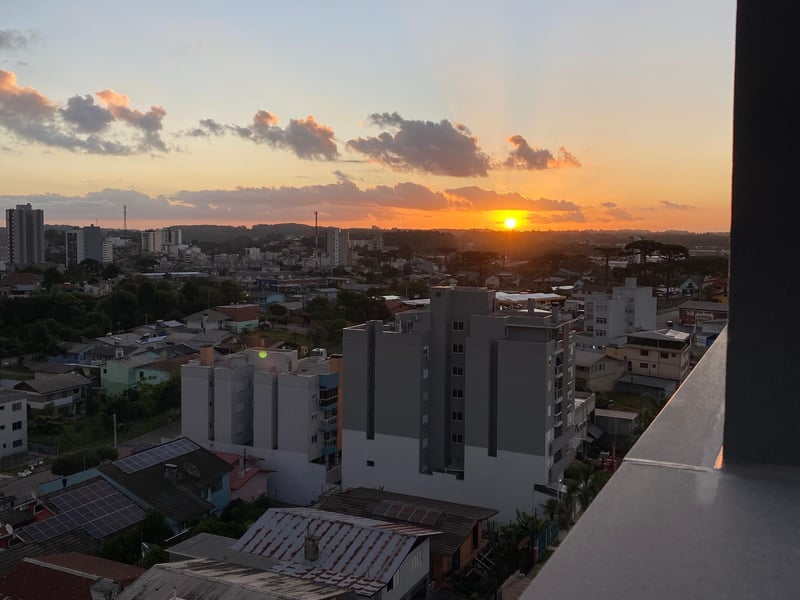 Vista da sacada ao pôr do sol