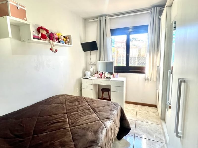Quarto com bancada de estudos
