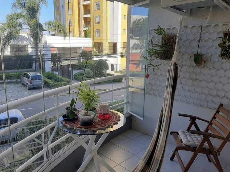 Sacada com rede e plantas