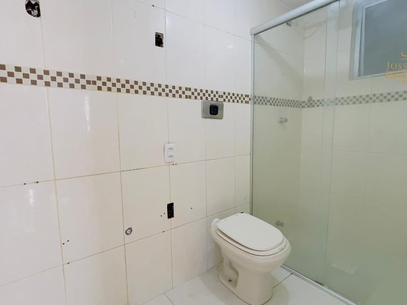 Banheiro com box de vidro
