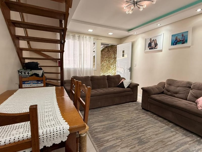 Sala de estar com acesso à entrada