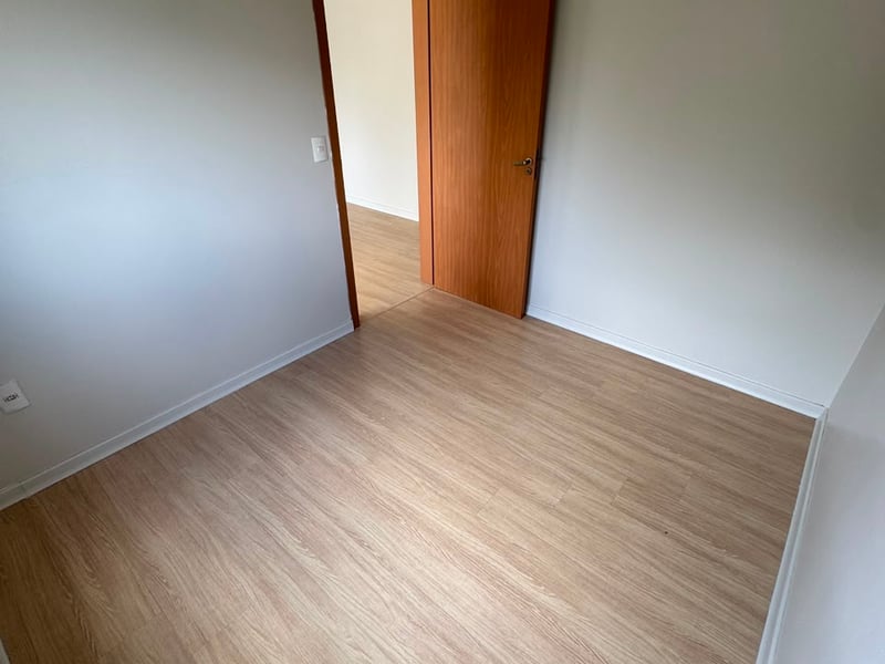 Quarto com piso amadeirado
