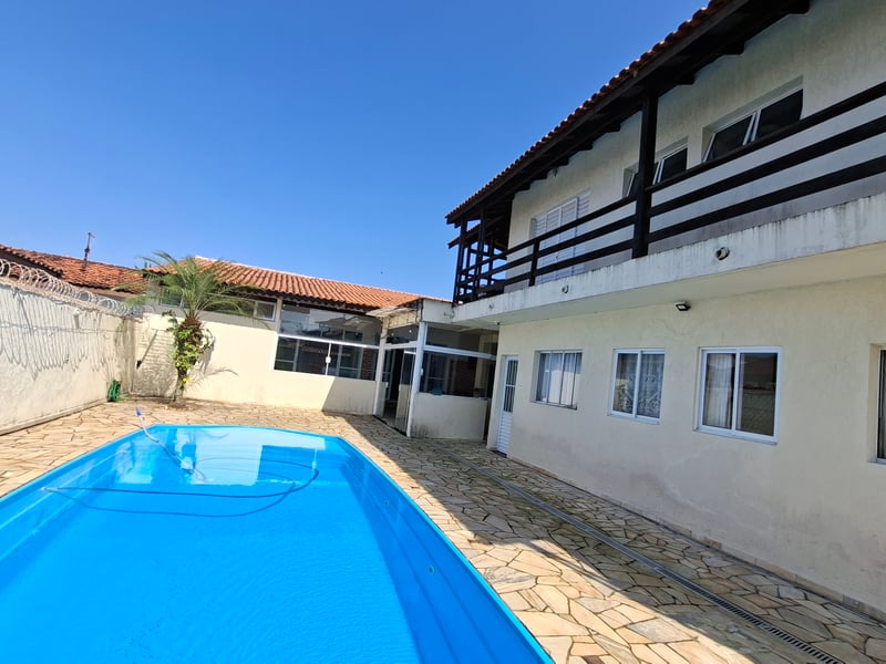 Piscina e área externa