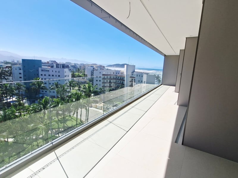 Varanda ampla com vista urbana