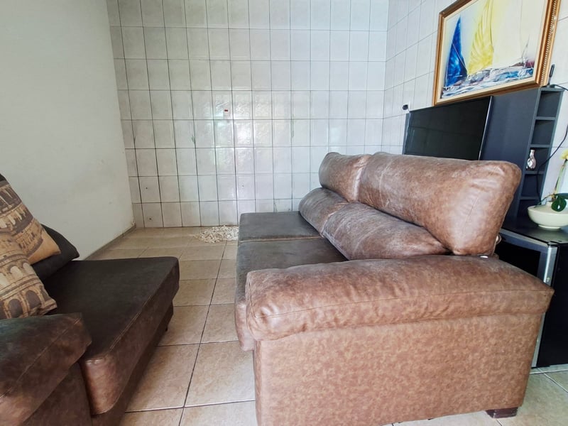 Sala de estar com sofá amplo