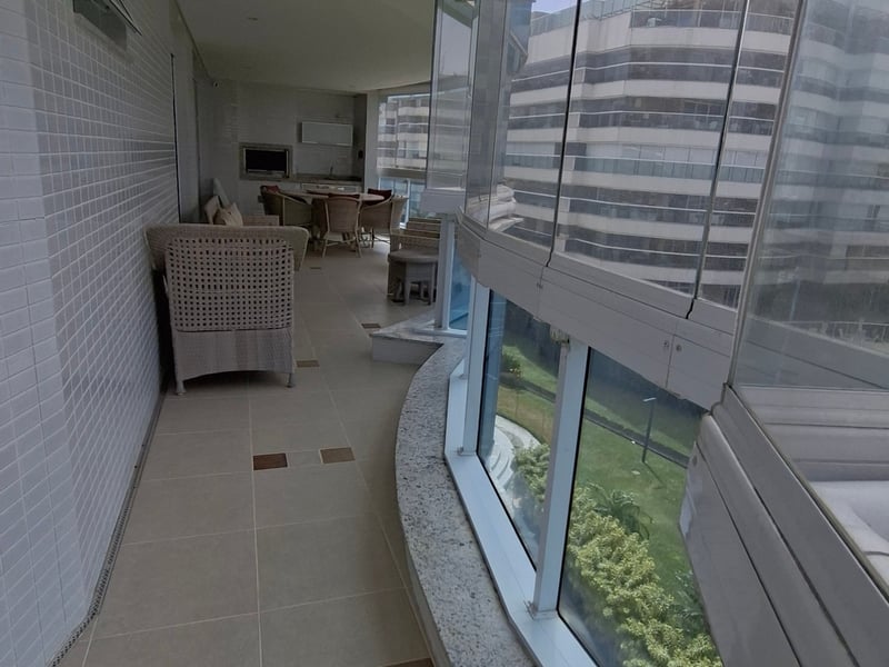 Varanda lateral envidraçada