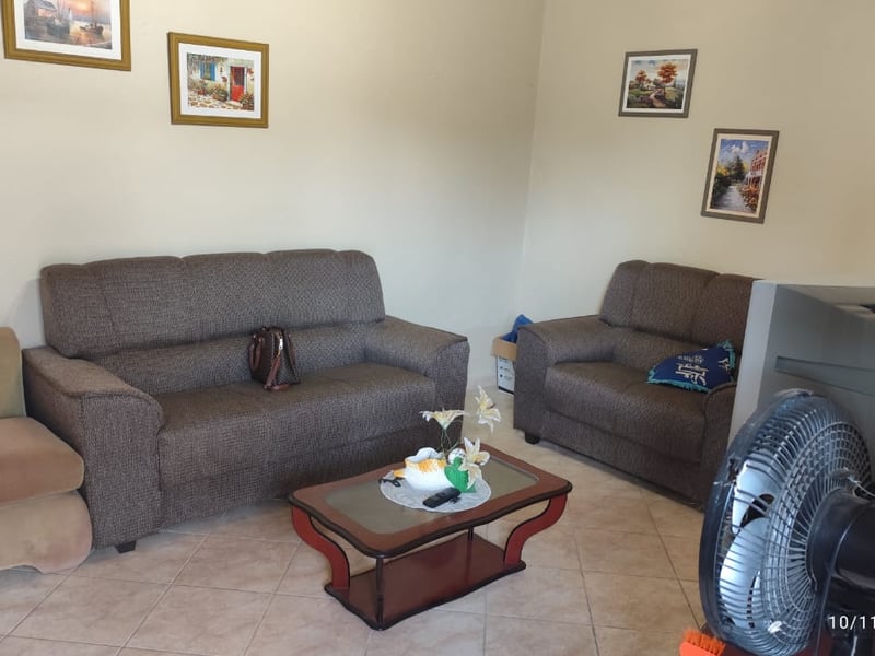 Sala de estar com dois sofás