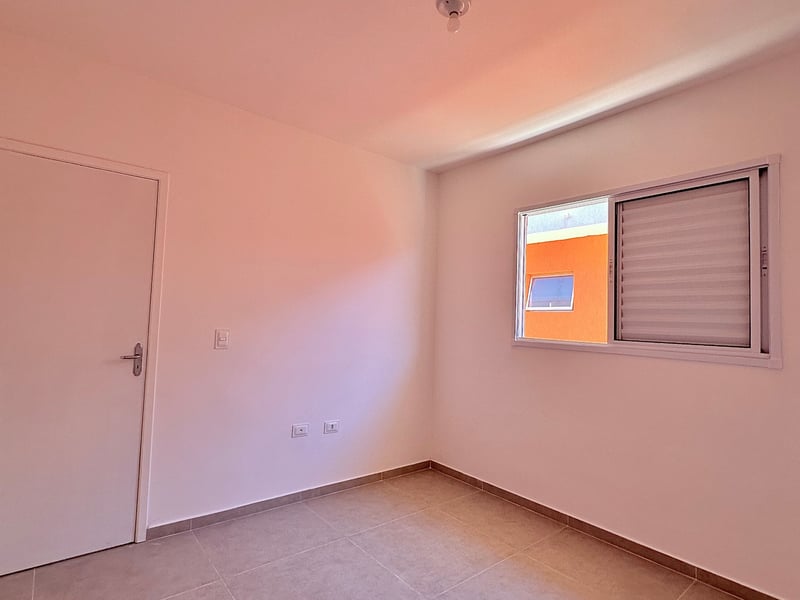 Quarto com janela ampla