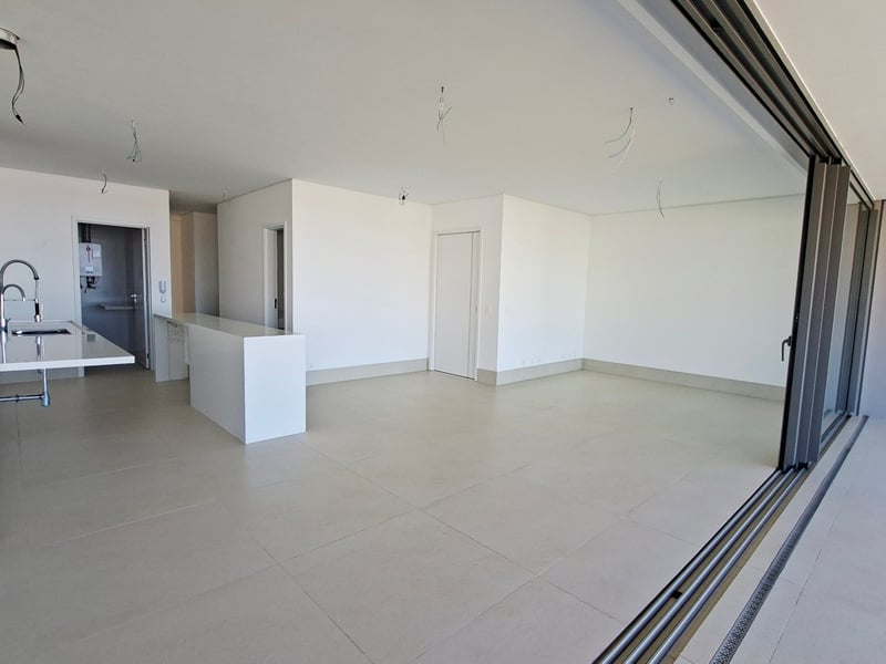 Sala ampla e iluminada