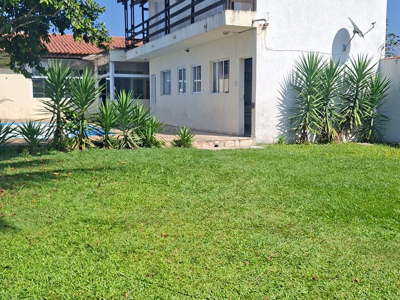 Fachada interna com piscina