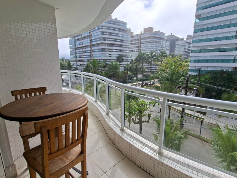 Varanda com espaço para refeições