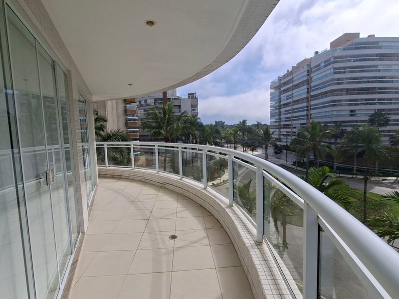 Varanda ampla com vista urbana