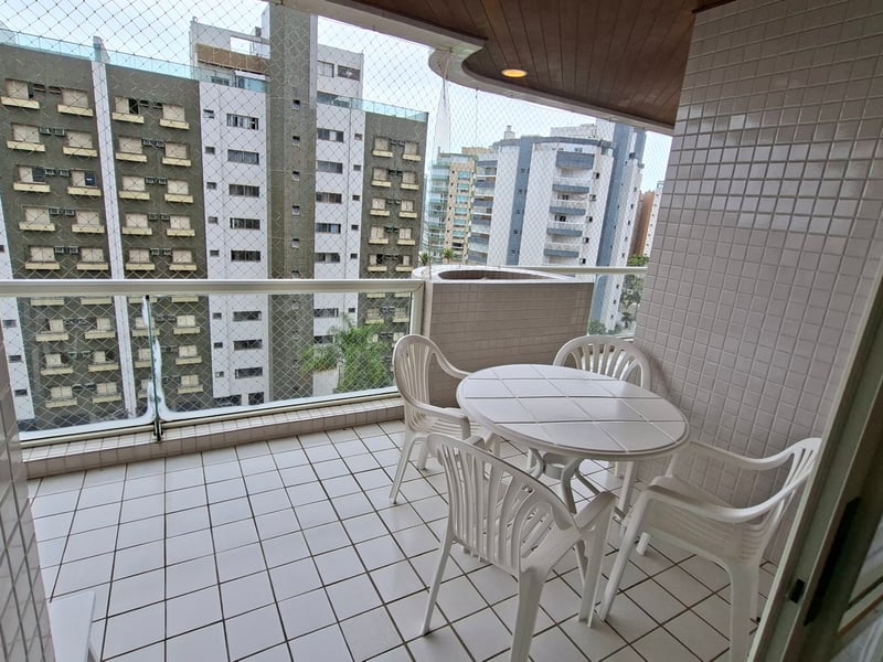 Varanda ampla com mesa