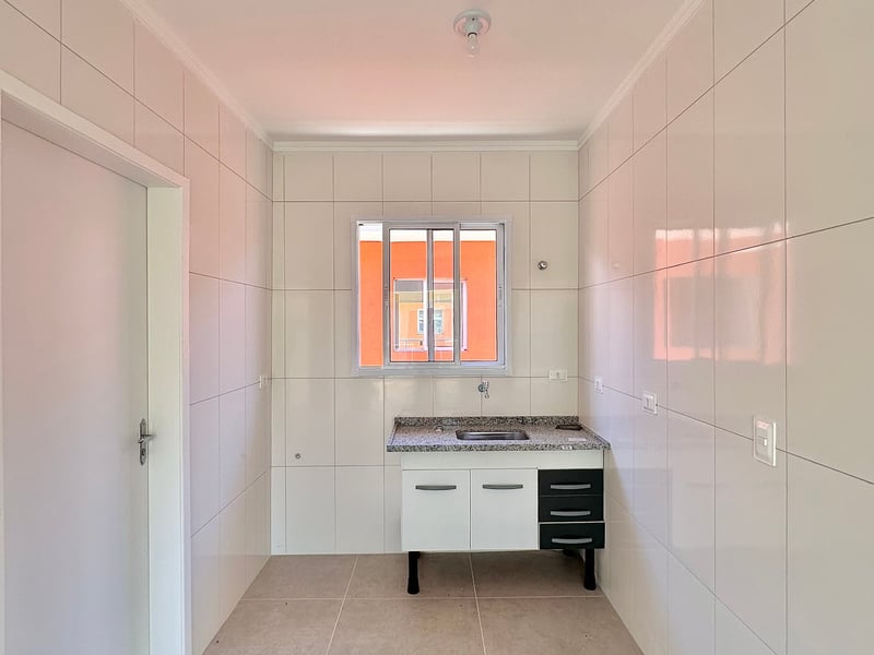 Cozinha revestida e iluminada