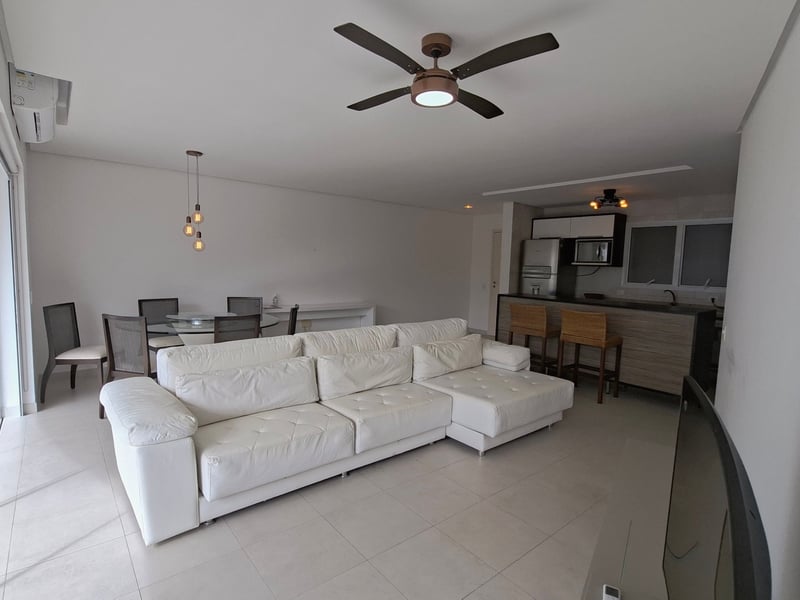 Sala ampla integrada à cozinha