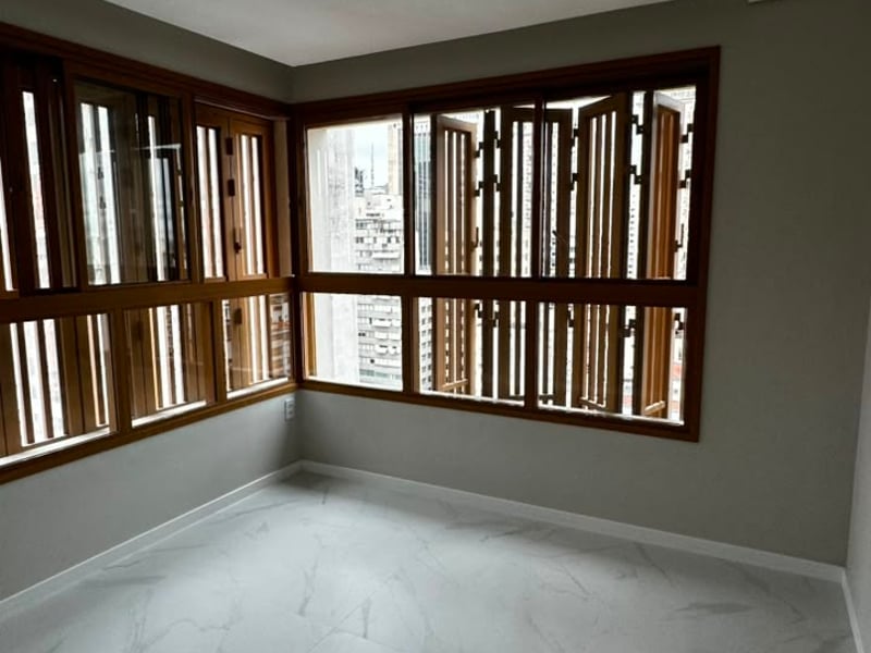 Esquina Jardyn &mdash; Quarto com janelas de madeira