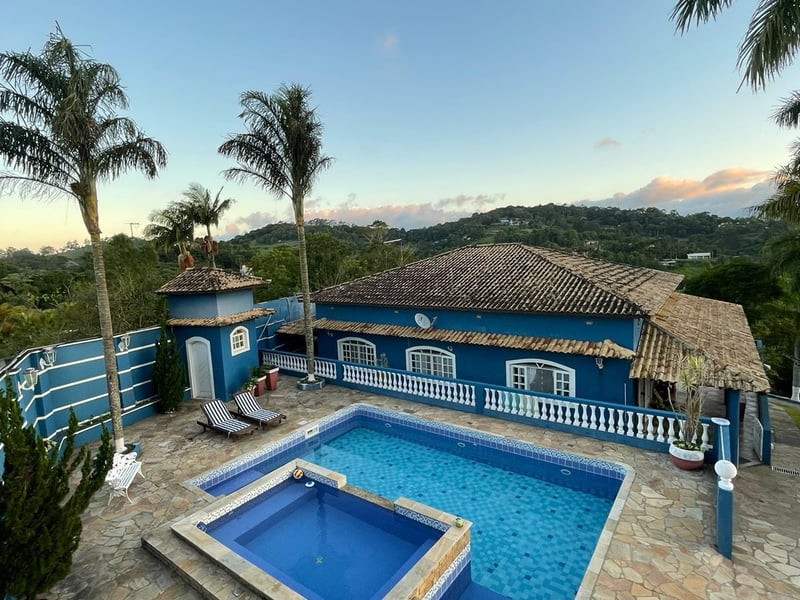 Sítio com 6 quartos à venda
