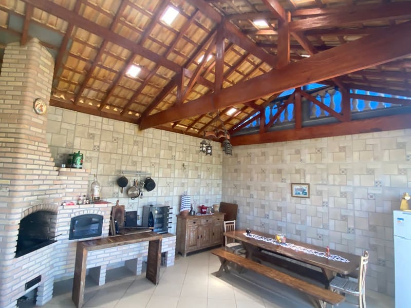 Sítio com 6 quartos à venda