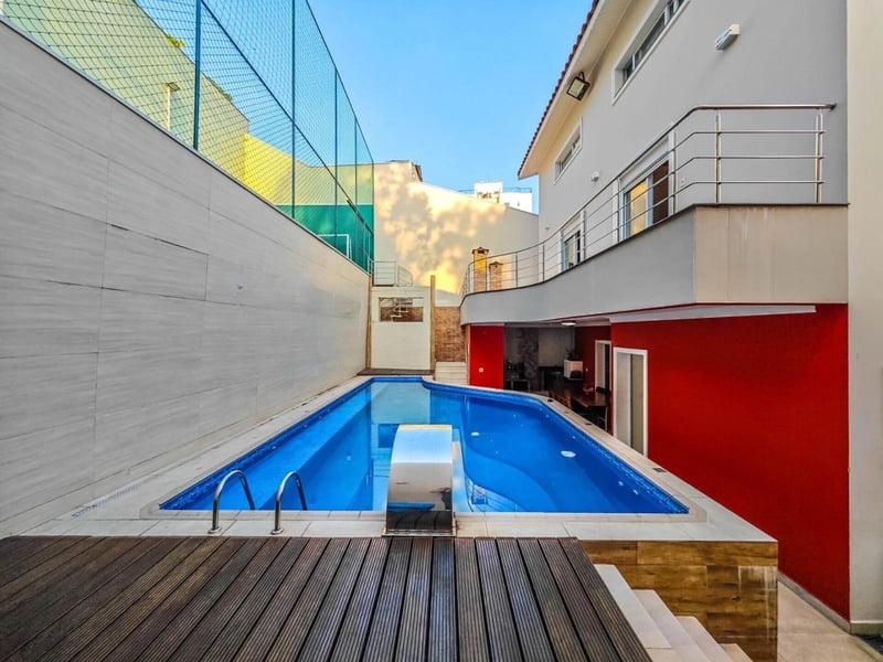 Sobrado alto padrão com 4 suítes à venda