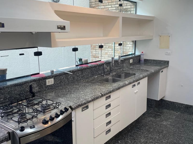SOBRADO ESPAÇOSO COM 585 M², PISCINA, SAUNA E 4 DORMITÓRIOS EM VILA FECHADA