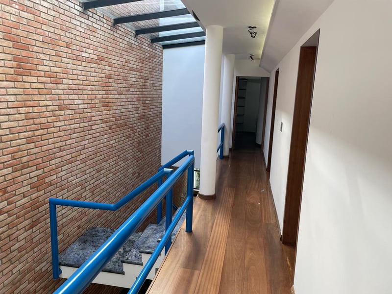 SOBRADO ESPAÇOSO COM 585 M², PISCINA, SAUNA E 4 DORMITÓRIOS EM VILA FECHADA