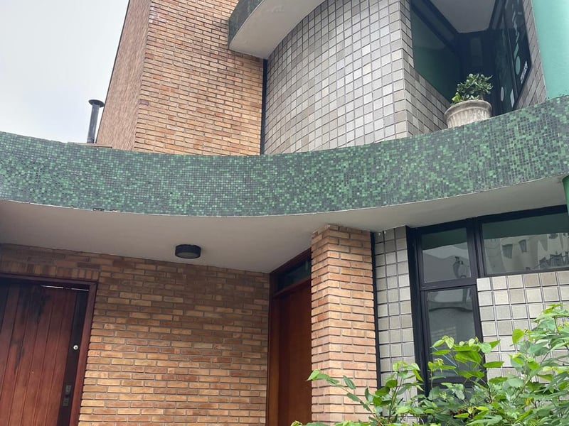 SOBRADO ESPAÇOSO COM 585 M², PISCINA, SAUNA E 4 DORMITÓRIOS EM VILA FECHADA