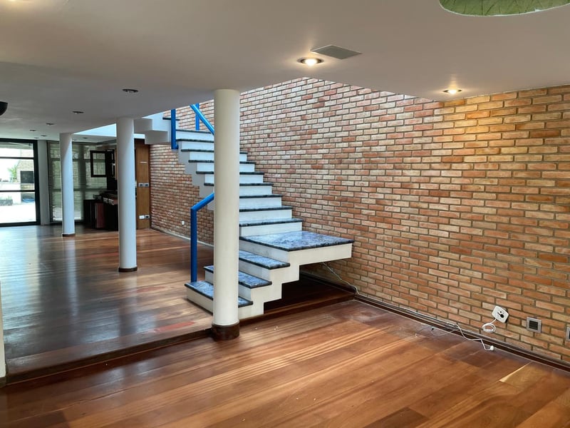 SOBRADO ESPAÇOSO COM 585 M², PISCINA, SAUNA E 4 DORMITÓRIOS EM VILA FECHADA