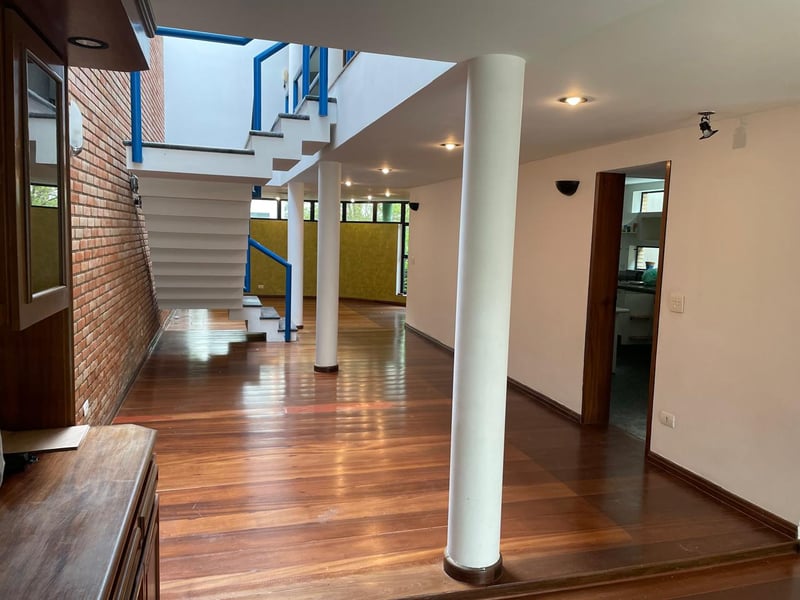 SOBRADO ESPAÇOSO COM 585 M², PISCINA, SAUNA E 4 DORMITÓRIOS EM VILA FECHADA