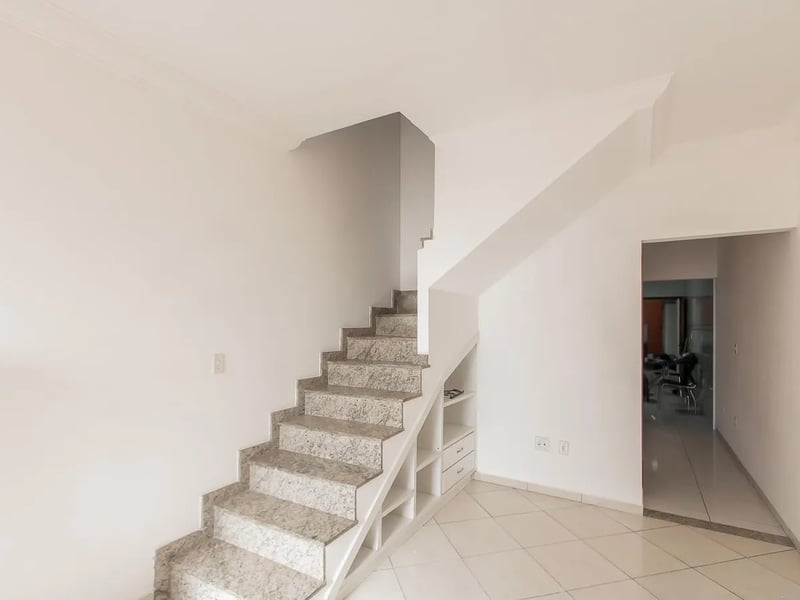 Sobrado Mobiliado com 3 Dormitórios, Suíte, Espaço Gourmet e 2 Vagas na Zona Leste