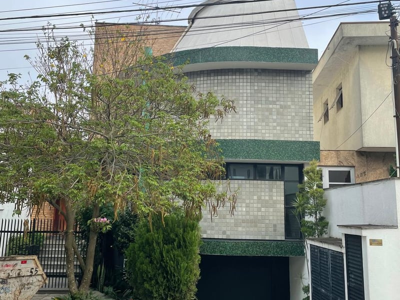 SOBRADO ESPAÇOSO COM 585 M², PISCINA, SAUNA E 4 DORMITÓRIOS EM VILA FECHADA