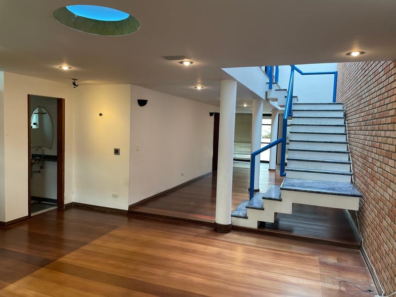 SOBRADO ESPAÇOSO COM 585 M², PISCINA, SAUNA E 4 DORMITÓRIOS EM VILA FECHADA