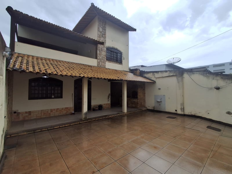 Vendo ou Alugo Excelente Casa em Campo Grande. 1° piso: Varanda ampla, garagem para 3 carros, portão automático, área gourmet com churrasqueira, pia e bancadas em granito, quintal todo em piso cerâmico e chuveirão, sala grande, lavabo, jardim de inverno, sala de jantar conjugada com cozinha americana com despensa e área de serviço. 2° piso: 2 quartos suítes com ar-condicionado split, closet, box com blindex e banheira. Varanda espaçosa com vista para o bairro.