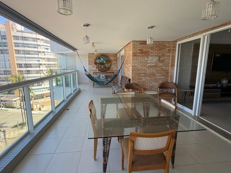 Varanda ampla com mesa de jantar