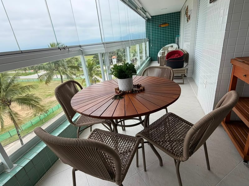 Varanda com mesa e vista aberta