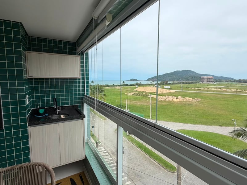 Varanda com bancada e vista